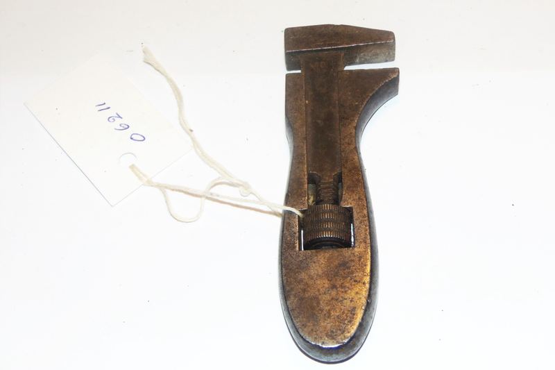 Pipe wrench, steel, text “Trade Mark KMG CICK No 1”